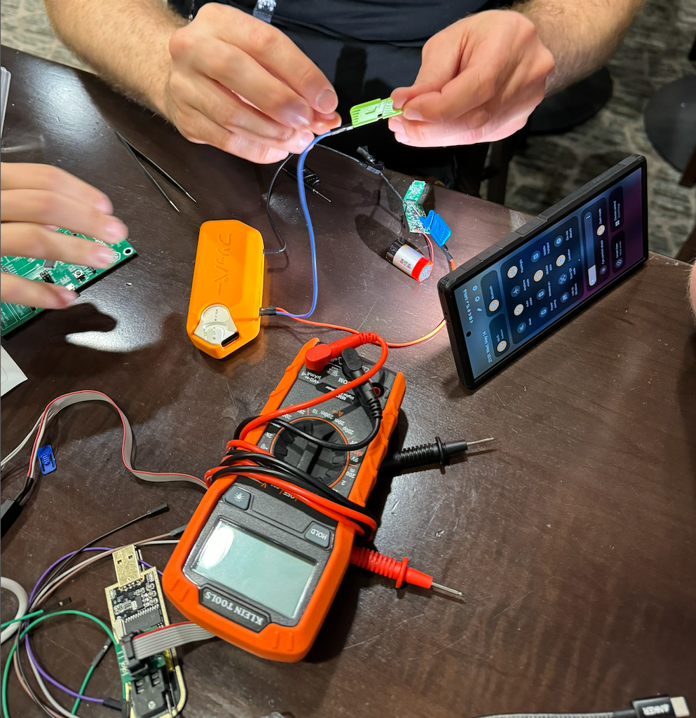 Attempting to probe the debug port SWD with a Flipper Zero.
